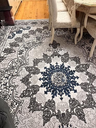 Xalça – klassik naxışlı, açıq boz əsas üzərində tünd boz və dərin mavi