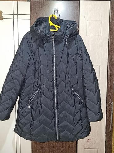 Qadınlar üçün qara rəngli qışlıq puff gödəkçə - Model: kapüşonlu, ön — 1