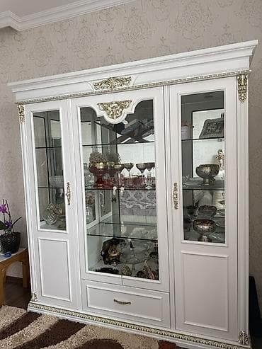 dolabları: Klassik üslublu vitrin-bufet - Rəng: ağ, qızılı dekorativ naxış və — 1