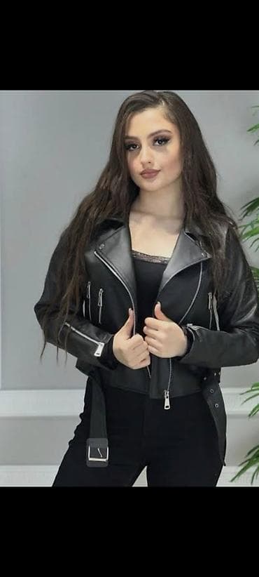 Qadınlar üçün qara biker üslubunda qısa dəri gödəkçə. Xüsusiyyətlər — 2