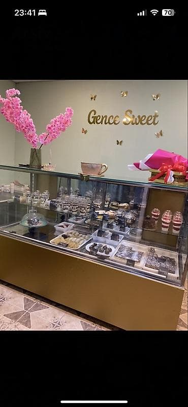 gencede soyuducu: Gence Sweet – desert və şirniyyat vitrin xidməti - Şirniyyat vitrini — 1