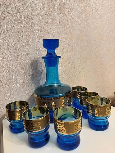 madonna servis: Mavi şüşədən hazırlanmış dekanter və 6 stəkan dəsti As - Material — 2
