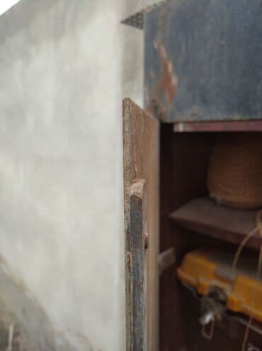 demir şkaf: 4 polkali seyfdi. Demirin qalinligina soz ola bilmez — 3