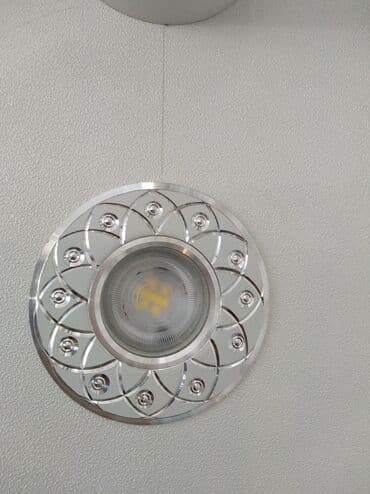 Gümüşü rəngdə, dairəvi dizaynlı daxili işıqlandırma armaturu