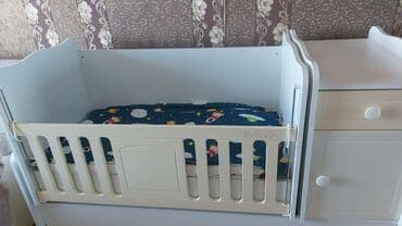 işlənmiş uşaq beşikləri: Oğlan və qız üçün, İşlənmiş, Dördbucaq, Beşik, Matras ilə, Yellənmə mexanizm ilə — 2