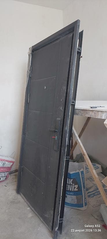 Metal giriş qapısı. Tünd boz rəngdə, modern və səliqəli panel