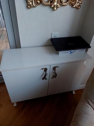 Ağ rəngli ikiqapılı konsol/şkaf - Material: parlaq səthli MDF/Laminat — 1