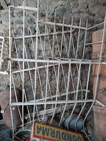 profil 40×40: Məhsul: Dəmir pəncərə barmaqlığı (ağ rəngdə, dekorativ ucluqlar və V — 1