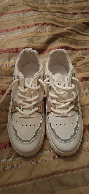 Səndəl və şəp-şüplər: Ağ/krem rəng palitrasında uniseks idman ayaqqabısı. - Üst hissə — 2