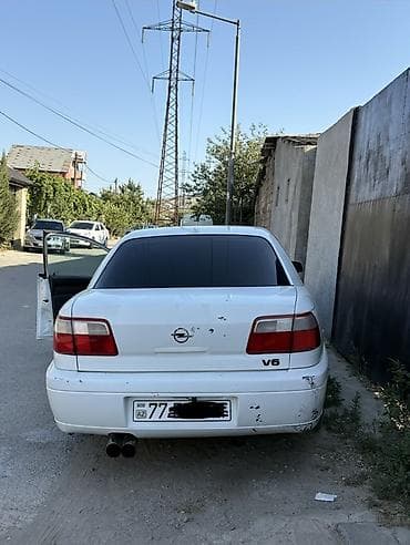Opel Omega B sedan – 3 mator V6 mühərrik şəkildə göründüyü kimidir — 3
