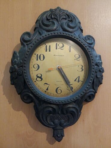 Qedimi Yantar divar saatidir. Cercivesi latundur. Agirdir. Islemir