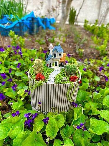 gul qablarinin satisi: Mini bağ kompozisiyası – saksıda “nağıl evi” dekoru ilə — 3