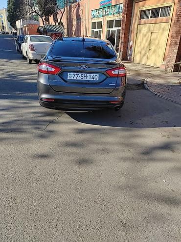 tesla model 3: Ford Fusion: 1.5 l | 2016 il 192000 km Sedan — 5