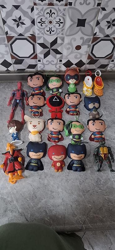 Superqəhrəman və cizgi personajları mövzusunda qarışıq oyuncaq və