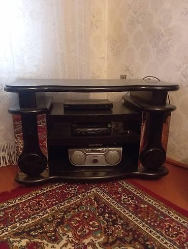 Normal vəziyyətdə televizor altlığı satılır.Üstü şüşə,qalan hissələri