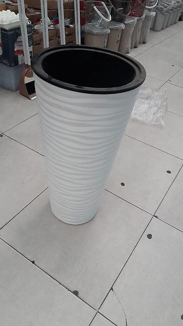 dibçekler: Düzbucaqlı formalı, ağ rəngli dörd ədəd böyük dibçək. Hər bir dibçəyin — 2