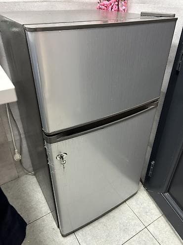 elektrik manqal: Kompakt iki qapılı mini soyuducu - Rəng: metalik/gümüş - Quruluş — 1