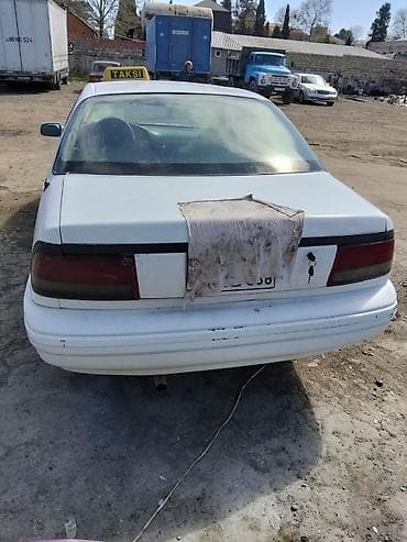 maşın nol altı: Ağ rəngli sedan avtomobili təqdim olunur. Avtomobil mexaniki sürət — 4