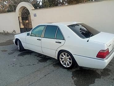 klass xl: Mercedes-Benz S-Sinif (W140) sedan, ağ rəng. - Geniş və rahat salon — 3