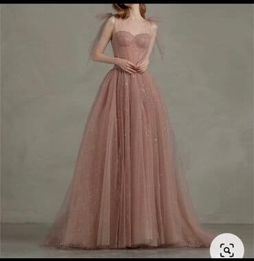 Zərif ziyafət paltarı: toz-çəhrayı rəngdə, döş hissəsi korse kəsimli