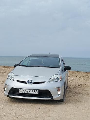 avtomobil baqaj: Toyota Prius Hybrid – gümüş rəng, 5 qapılı liftbek gövdə. Texniki — 6