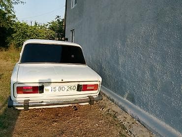 arxa panel: VAZ 2106, ağ rəng, sedan kuzov. Klassik xarici dizayn, xrom bamperlər — 2