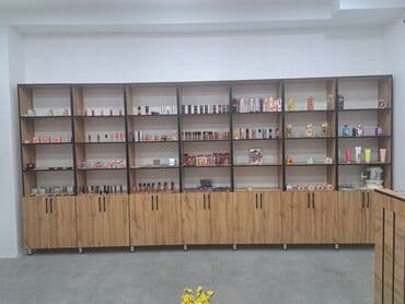 ən ucuz mebel salonu: Gözəllik və parfum məhsulları üçün tam təchiz olunmuş vitrin-li mebel — 4