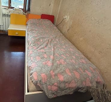 Uşaq/yeni yetmə otağı üçün tək nəfərlik çarpayı və bərkidilən tumbalı