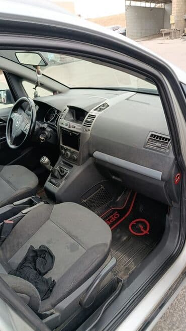 qubada ucuz avtomabiller: Gümüşü rəngdə olan Opel Zafira miniveni. Geniş salonu və baqajı var — 5