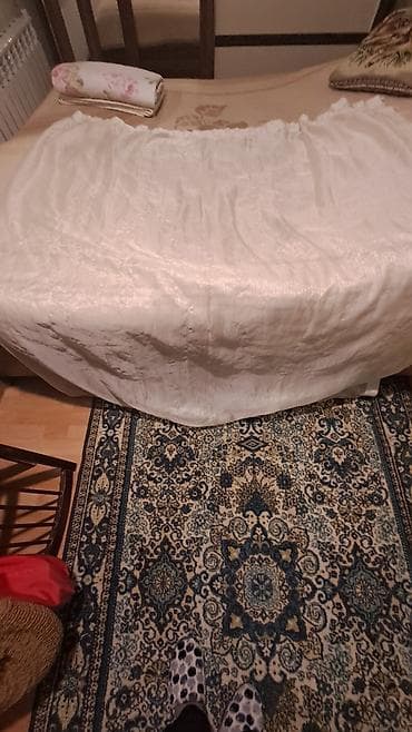 Perde, tül - Rəng: krem/ağ - Parça: yüngül, şəffaf tül; incə