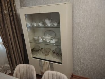 kalidor ucun alcipan fiqurlari: Bu vitrin şkafı funksionallığı və zərifliyi birləşdirir. Şəffaf şüşə — 1