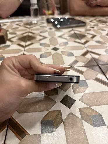 phone 4s: IPhone 4S, Qara — 4