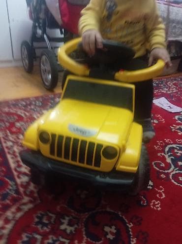 usaq oyuncaqları mağazası: Uşaq üçün minik maşını – sarı rəngdə “jeep” tipli ayaqla sürülən — 2