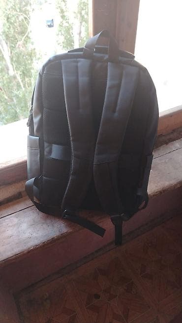 CD, DVD диски и кассеты: Şəhər tipli uniseks kürək çantası - Rəng: qara - Minimalist dizayn — 2