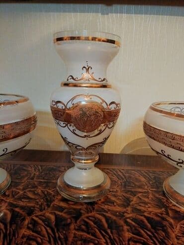 qedim qab: İki meyvə qabı və güldan .Güldan ayrı da satılır .Qablar yenidir — 2