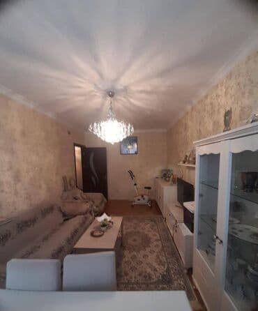 8 ci mikrorayon 3 otaqli evler: Bakı, Qaraçuxur qəs., 4 otaqlı, Köhnə tikili, m. Xalqlar Dostluğu, 100 kv. m — 3