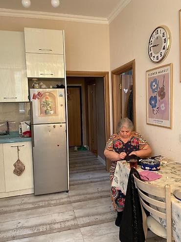 ecemide satilan evler: 2 otaqlı mənzil – daxili plan və xüsusiyyətlər: - Girişdə geniş — 6