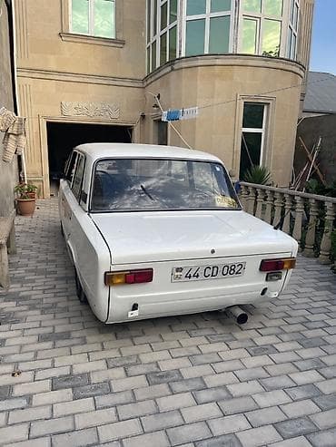 avto market: VAZ 2101, ağ rəng, sedan kuzov. Xüsusiyyətlər: - Klassik dizayn, 4 — 4