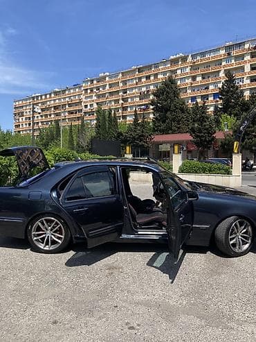 mercedes 190e: Mercedes-Benz E-Class (W210), sedan, tünd mavi rəng. Xüsusiyyətlər: - — 8