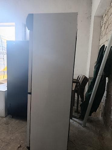 Şüşə vitrində iki qapılı kommersiya soyuducusu - Üst və alt bölmə — 3