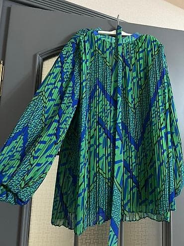 bts canta: Yaşıl və mavi rənglərdə həndəsi naxışlı, uzunqol büzməli qadın bluzu — 1