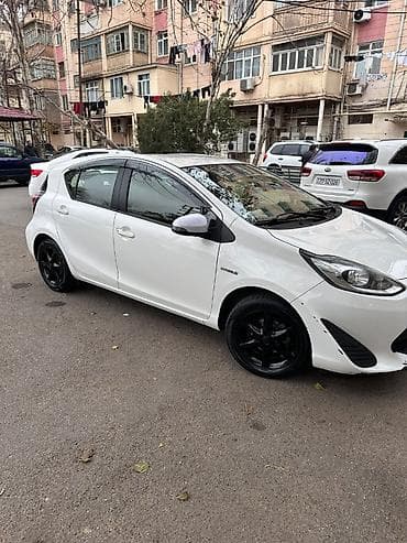 avto 444: Toyota Aqua: 1.5 l | 2018 il — 5