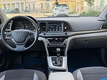 hunday i20: Hyundai Elantra – mavi sedanın zərif dizaynı və praktiki — 2