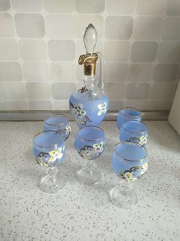 Zərif dekorativ içki dəsti - Tərkib: 1 ədəd qapaqlı qrafin və 6 ədəd