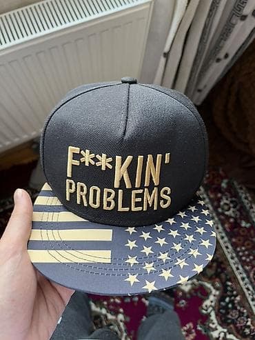 Snapback papaq – qara rəngdə, düz vizorlu model. Ön hissədə qızılı