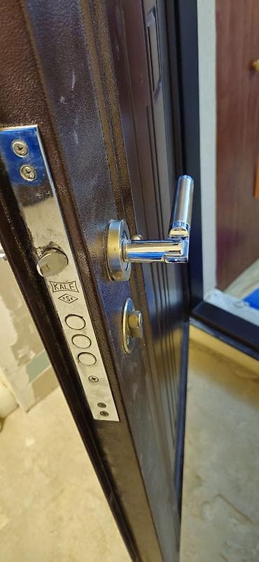 seyf qapi 2ci el: Metall giriş qapısı – tünd qəhvəyi cölü nətər ici eyni dekor - — 3