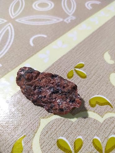 Təbii mineral və daş nümunələri dəsti Tərkib: - Qırmızı rəngli, tünd