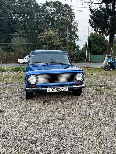Model: Lada (VAZ) 21011 Kuzov: sedan, 4 qapı Rəng: parlaq göy Nömrə