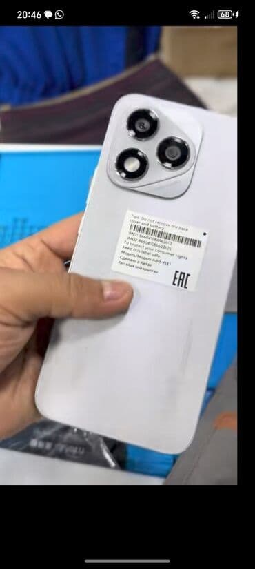 Qara rəngdir. Xüsusiyyətlər: - Arxa tərəfdə üçlü kamera modulu