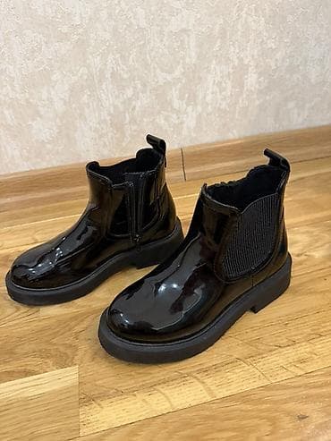 Детская обувь: Zara ботинки 
В идеальном состоянии 
Размер 30
Цена 15 — 2